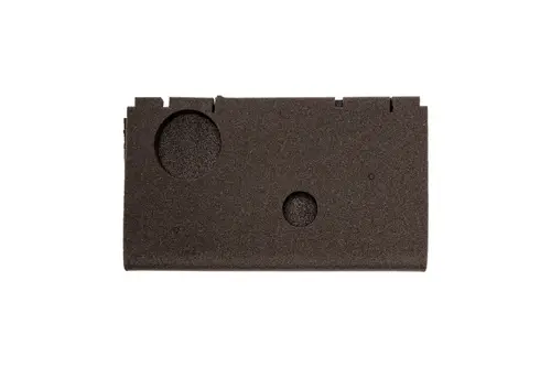 Brötje Dämmung in Form eines Verkleidungsdeckels mit ovalen und runden Ausschnitten, in schwarzer Farbe, auf weißem Hintergrund.