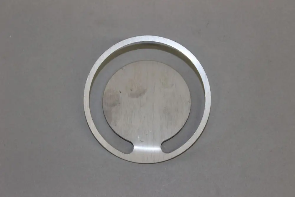 Metallene Drosselscheibe mit kreisförmiger Öffnung, hergestellt von Brötje. Die Oberfläche ist schlicht und unbeschichtet, auf einem grauen Untergrund platziert.