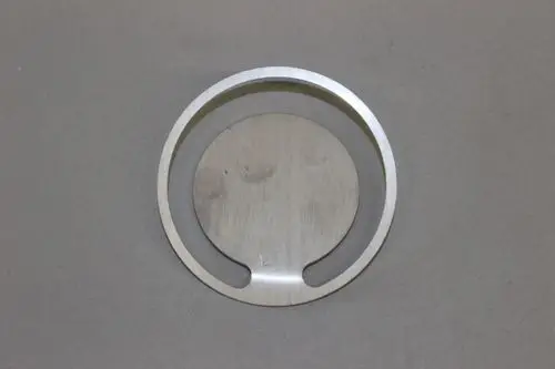 Metallene Drosselscheibe mit kreisförmiger Öffnung, hergestellt von Brötje. Die Oberfläche ist schlicht und unbeschichtet, auf einem grauen Untergrund platziert.