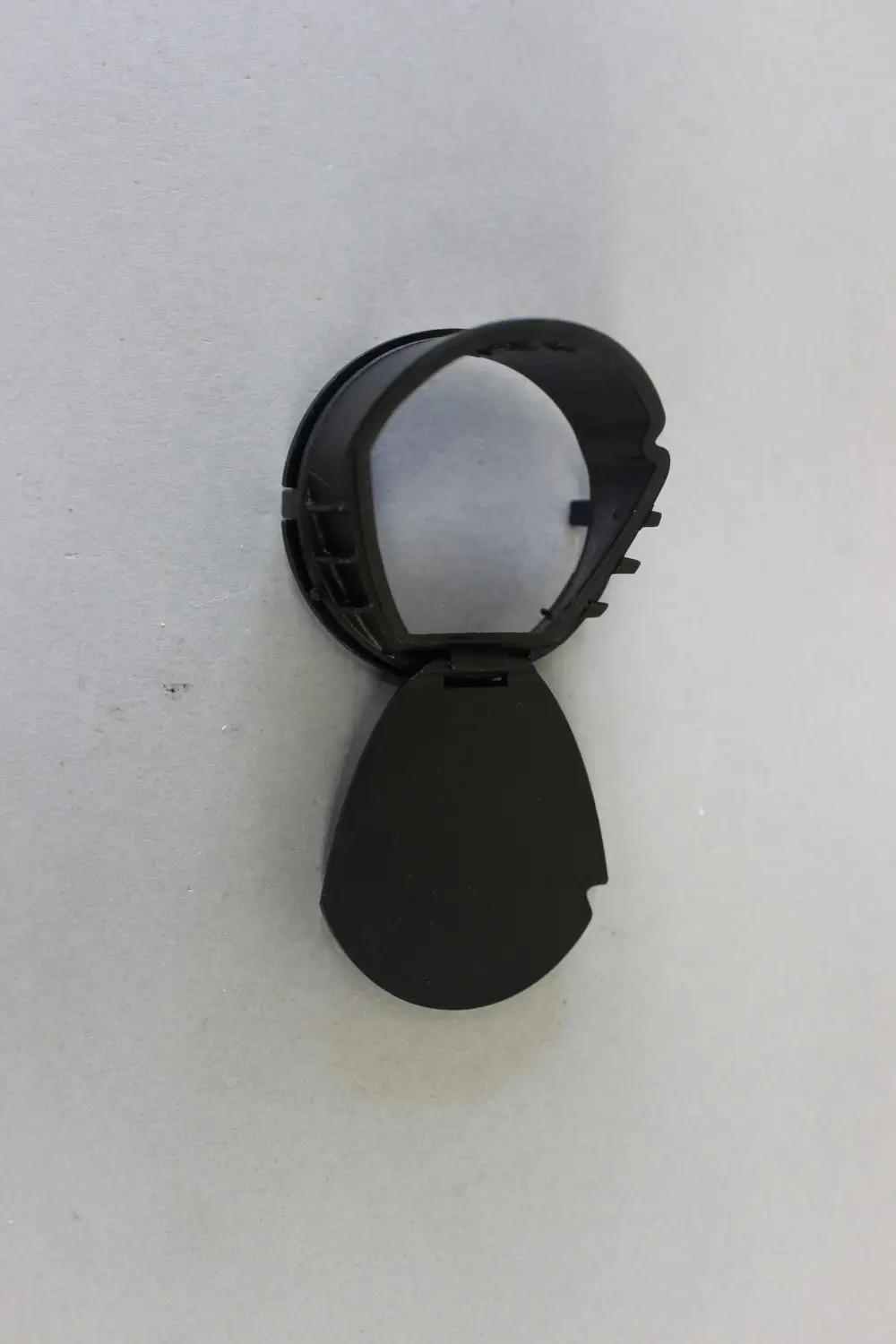 Schwarze Dichtung mit Klappenmechanismus von Brötje, die vermutlich für eine Zuluftklappe in Heizsystemen verwendet wird.