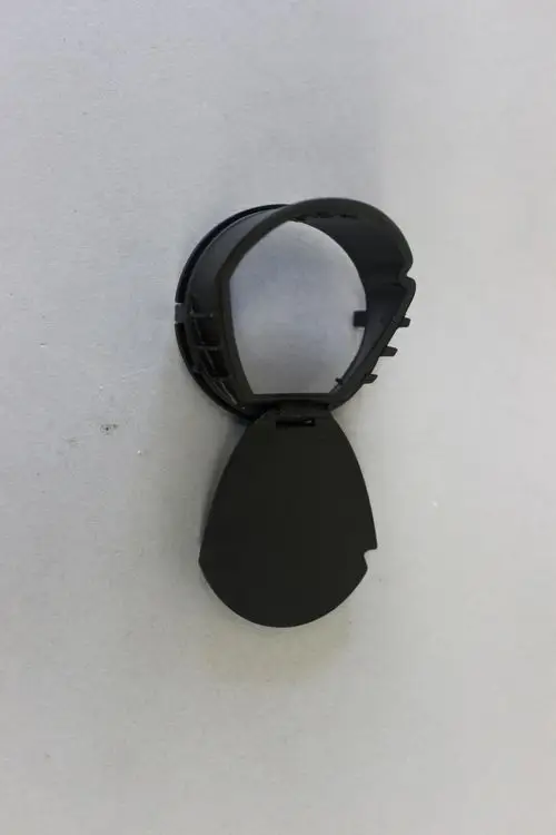 Schwarze Dichtung mit Klappenmechanismus von Brötje, die vermutlich für eine Zuluftklappe in Heizsystemen verwendet wird.