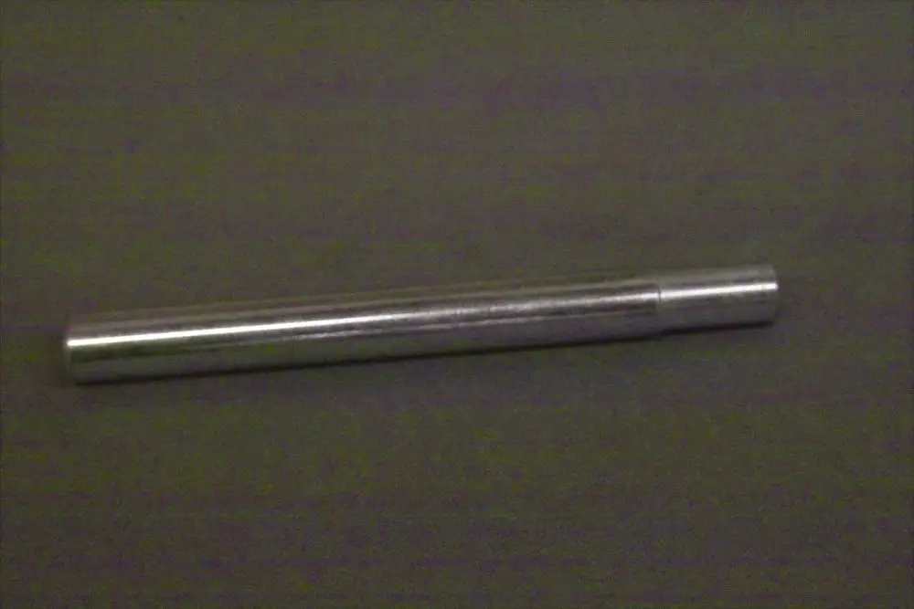 Metallstange in gerader Form, möglicherweise Teil eines Heizgeräts von Brötje. Die Oberfläche ist glatt und reflektierend.