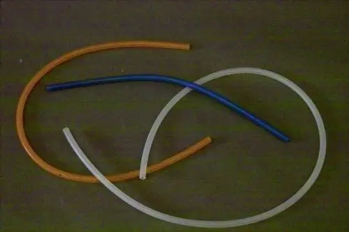Kombination aus drei farbigen Silikonschläuchen in orange, blau und transparent, auf einem dunklen Untergrund, geeignet für verschiedene Anwendungen, von Brötje.