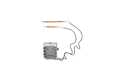 Brötje Thermostat mit zwei Kupferfühlern und Anschlussklemmen, montiert auf grauem Gehäuse. Die Kabel sind in einem flexiblen Muster angeordnet.