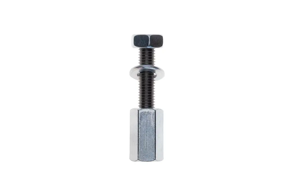Schrauben und eine Unterlagscheibe von Brötje, bestehend aus einem länglichen Gewinde mit einer Mutter und einem metallischen Element.