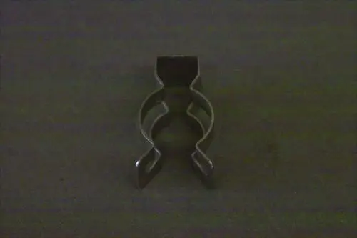 Brötje Klemme für Schnellverbindung, aus Metall, mit zwei u-förmigen Haltepositionen und einer oberen Befestigung, auf schwarzem Hintergrund.