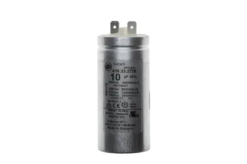 Kondensator von Brötje mit metallischem Gehäuse. Auf der Vorderseite sind technische Daten wie Kapazität und Spannungsbereich aufgedruckt. Anschlussstifte oben.