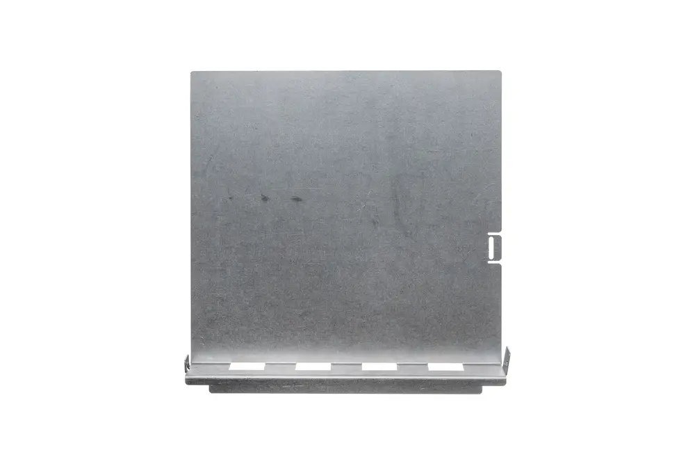 Brötje Strahlungsblech in Metalloptik, rechteckige Form mit Aussparungen am unteren Rand, geeignet für Montage in Heizsystemen.