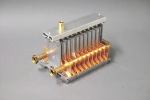 Brötje Brenner aus Metall mit zwei Anschlussleitungen, Kühllamellen und kammerförmiger Struktur für thermische Prozesse.