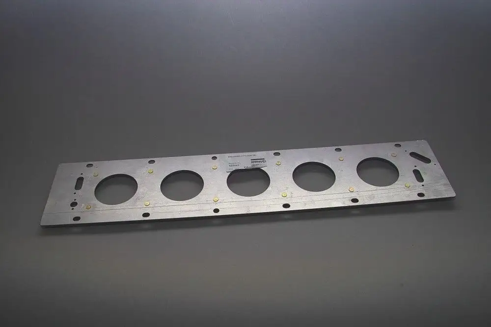 Metallische Platte mit mehreren runden Ausschnitten und Befestigungslöchern, wahrscheinlich Teil eines Heizsystems der Marke Brötje.