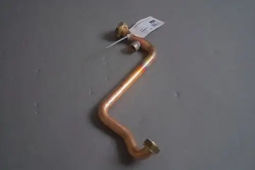 Kupferrohr mit zwei Anschlussgewinden, möglicherweise für Heizungs- oder Pumpenanwendungen, gekennzeichnet mit einem Etikett von Brötje.