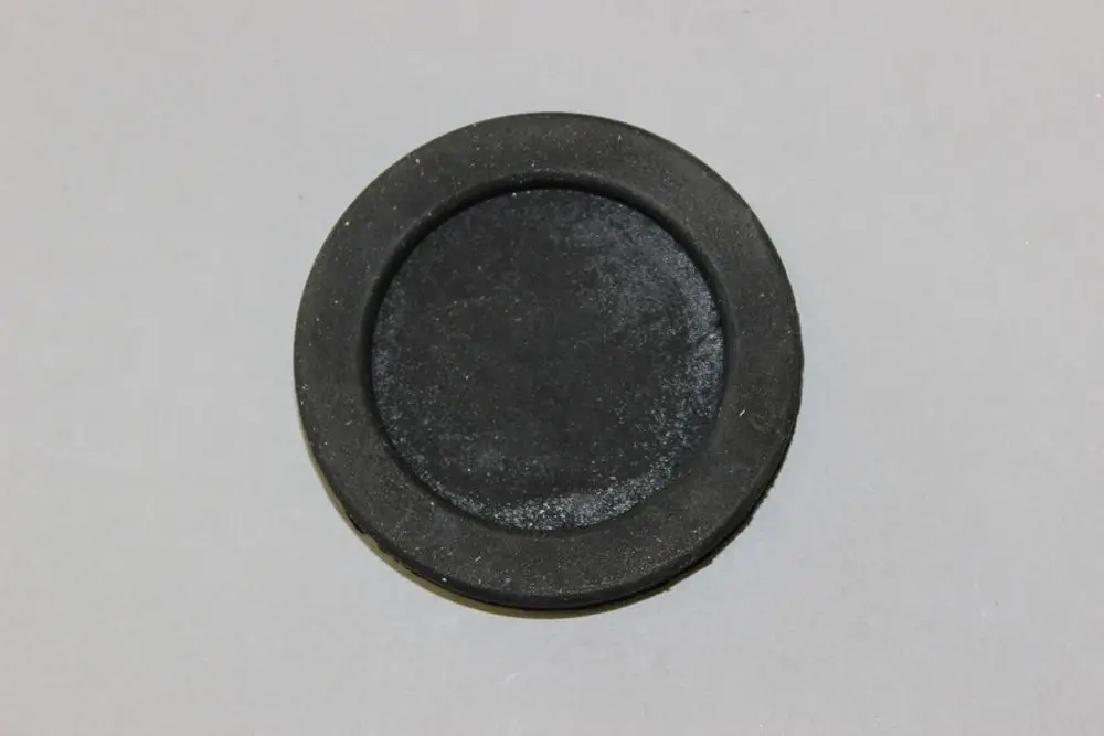 Schwarze runde Kabeldurchführung von Brötje auf grauem Hintergrund, ohne erkennbare Beschriftungen oder Maße. Einfaches, funktionales Design.