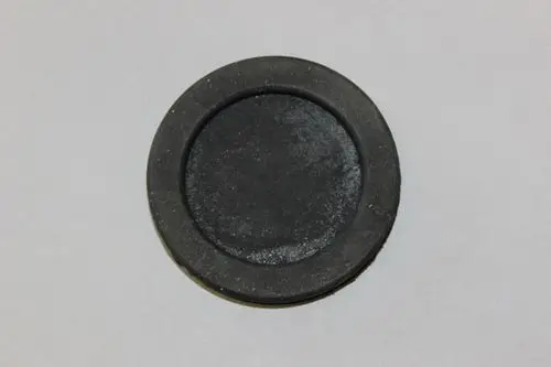 Schwarze runde Kabeldurchführung von Brötje auf grauem Hintergrund, ohne erkennbare Beschriftungen oder Maße. Einfaches, funktionales Design.
