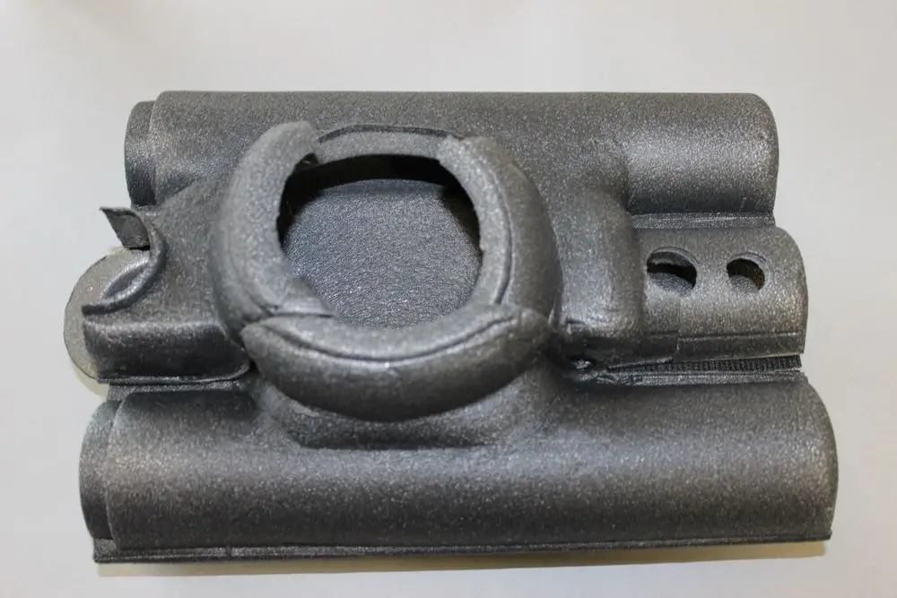 Isolierung für Umwälzpumpe, gefertigt aus schwarzem schaumartigem Material, mit Aussparungen und einer runden Öffnung. Geeignet für Brötje Systeme.