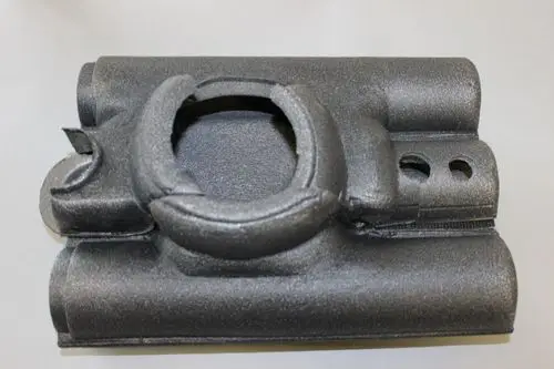 Isolierung für Umwälzpumpe, gefertigt aus schwarzem schaumartigem Material, mit Aussparungen und einer runden Öffnung. Geeignet für Brötje Systeme.