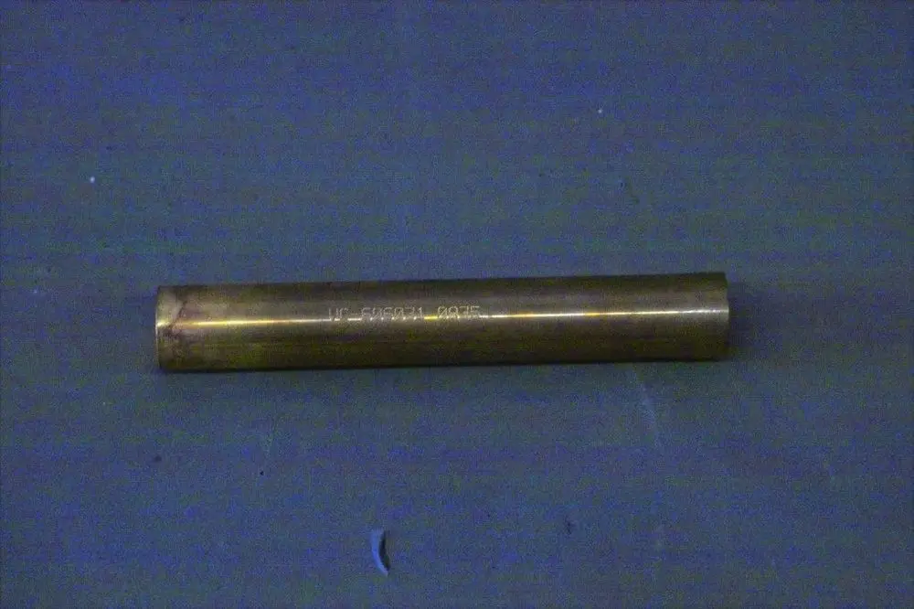 Brassrohr mit gravierter Kennzeichnung, präsentiert auf einer einfarbigen Oberfläche. Das Produkt könnte Teil eines Verteilungssystems von Brötje sein.