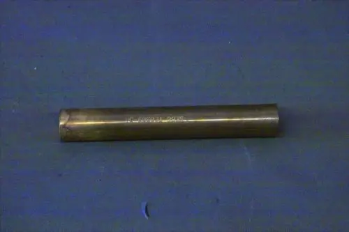 Brassrohr mit gravierter Kennzeichnung, präsentiert auf einer einfarbigen Oberfläche. Das Produkt könnte Teil eines Verteilungssystems von Brötje sein.