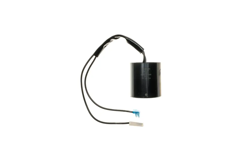 Schwarzer Kondensator mit zwei elektrischen Leitungen, eine mit einem blauen Stecker, für Brötje Anwendungen in Heizsystemen.