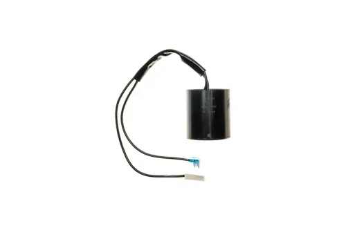 Schwarzer Kondensator mit zwei elektrischen Leitungen, eine mit einem blauen Stecker, für Brötje Anwendungen in Heizsystemen.