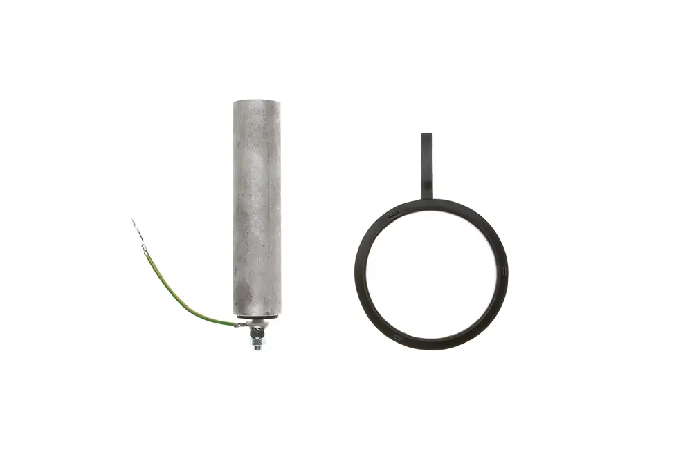 Brötje Anode aus Metall mit einem Anschlusspunkt und einer grünen Leitung, daneben ein schwarzer, runder Haltering.