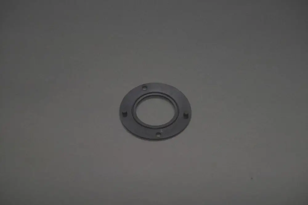 Flache, runde Dichtung aus schwarzem Material mit zentralem Loch und mehreren Befestigungsstellen. Teil eines Verkleidungsunterteils, geeignet für Brötje Produkte.