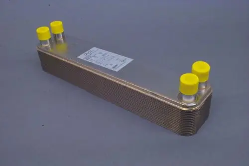 Brötje Wärmetauscher mit zwei Anschlüssen und gelben Abdeckungen, längliche, metallische Bauform mit gerillter Oberfläche.