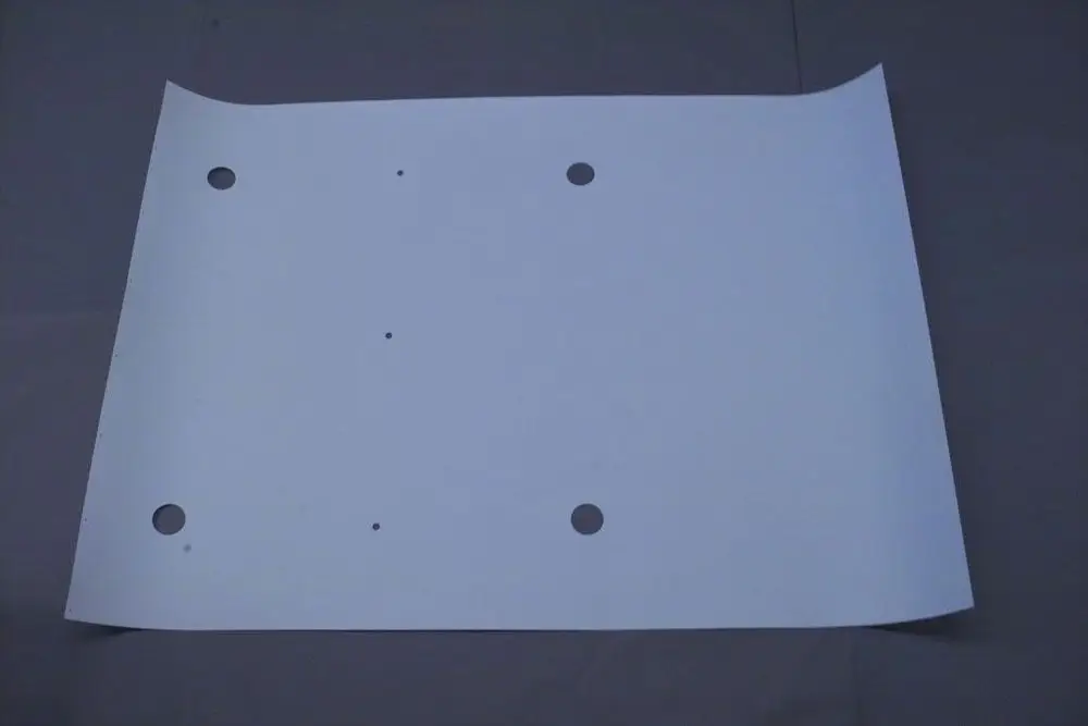 Weißes flaches Material mit runden Aussparungen und Löchern an den Ecken, geeignet als Verkleidungsteile, eventuell für Brötje Produkte.