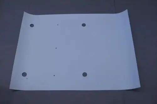 Weißes flaches Material mit runden Aussparungen und Löchern an den Ecken, geeignet als Verkleidungsteile, eventuell für Brötje Produkte.