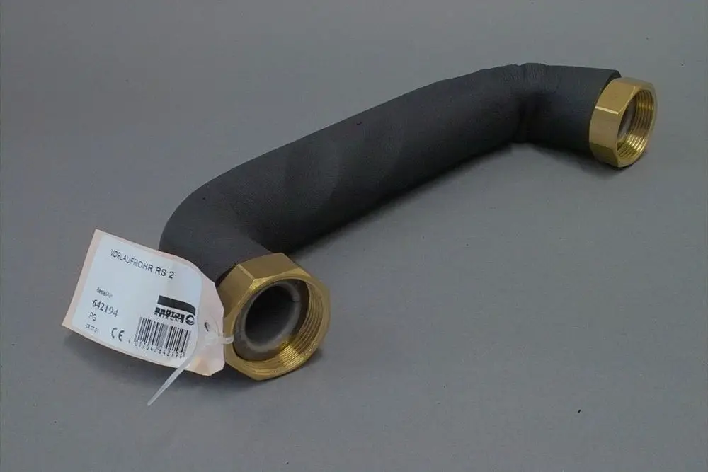 Vorlaufrohr mit einem gebogenen Design und zwei Messinganschlüssen, gekennzeichnet mit einem Etikett und der Marke Brötje.