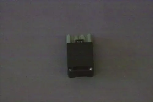 Brötje Steckdose, schwarz mit mehreren Anschlüssen. Sichtbar sind vier Metallkontakte, die auf einen Einsatz von elektrischen Leitungen hinweisen.