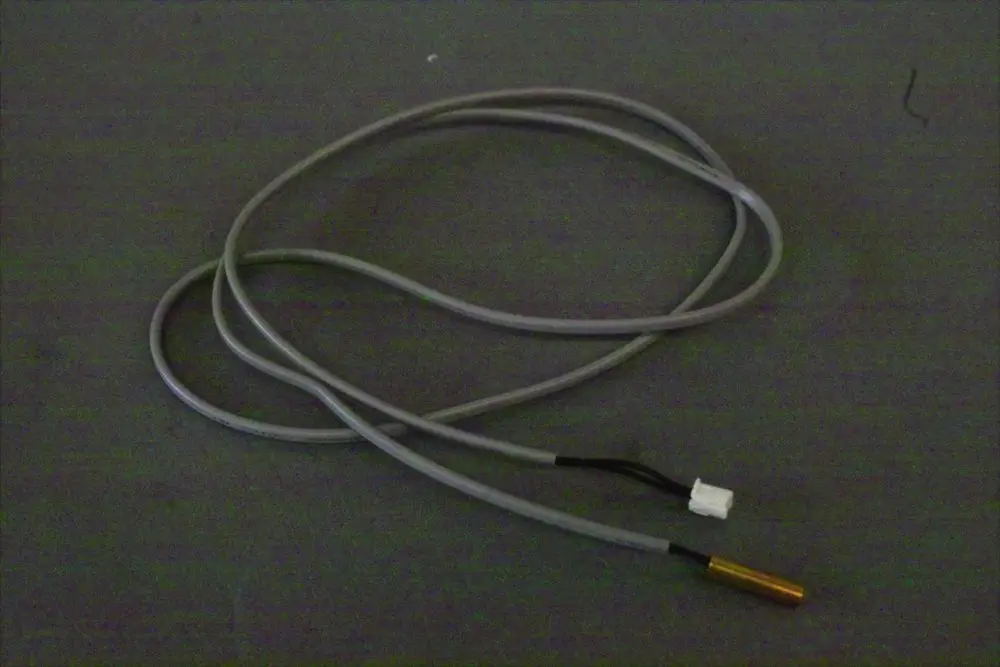 Brötje Eingangsfühler mit zwei Kabeln, einem mit Stecker und einem offenen Ende, zur Temperaturmessung im Wärmetauscherfeld. Kabel in grauer Isolierung.