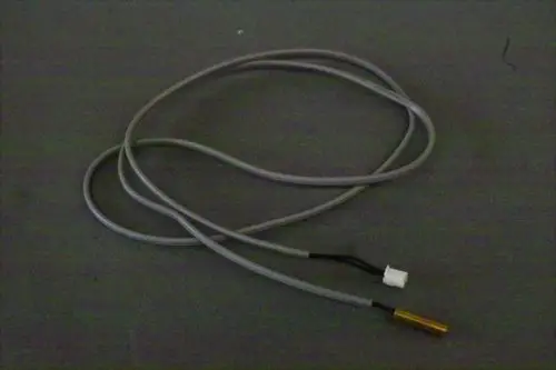Brötje Eingangsfühler mit zwei Kabeln, einem mit Stecker und einem offenen Ende, zur Temperaturmessung im Wärmetauscherfeld. Kabel in grauer Isolierung.