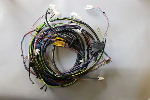 Kabelbaum mit mehreren bunten Leitungen und Steckverbindungen, der für Brötje Produkte verwendet wird. Die Kabel sind verwickelt und auf einer grauen Unterlage angeordnet.