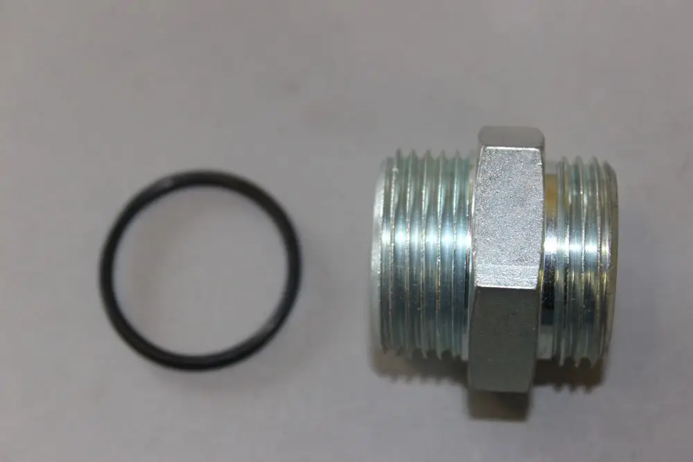 Metallischer Doppelnippel von Brötje mit Außengewinde, begleitet von einer Gummidichtung. Der Nippel hat eine sechseckige Form zur einfachen Montage.