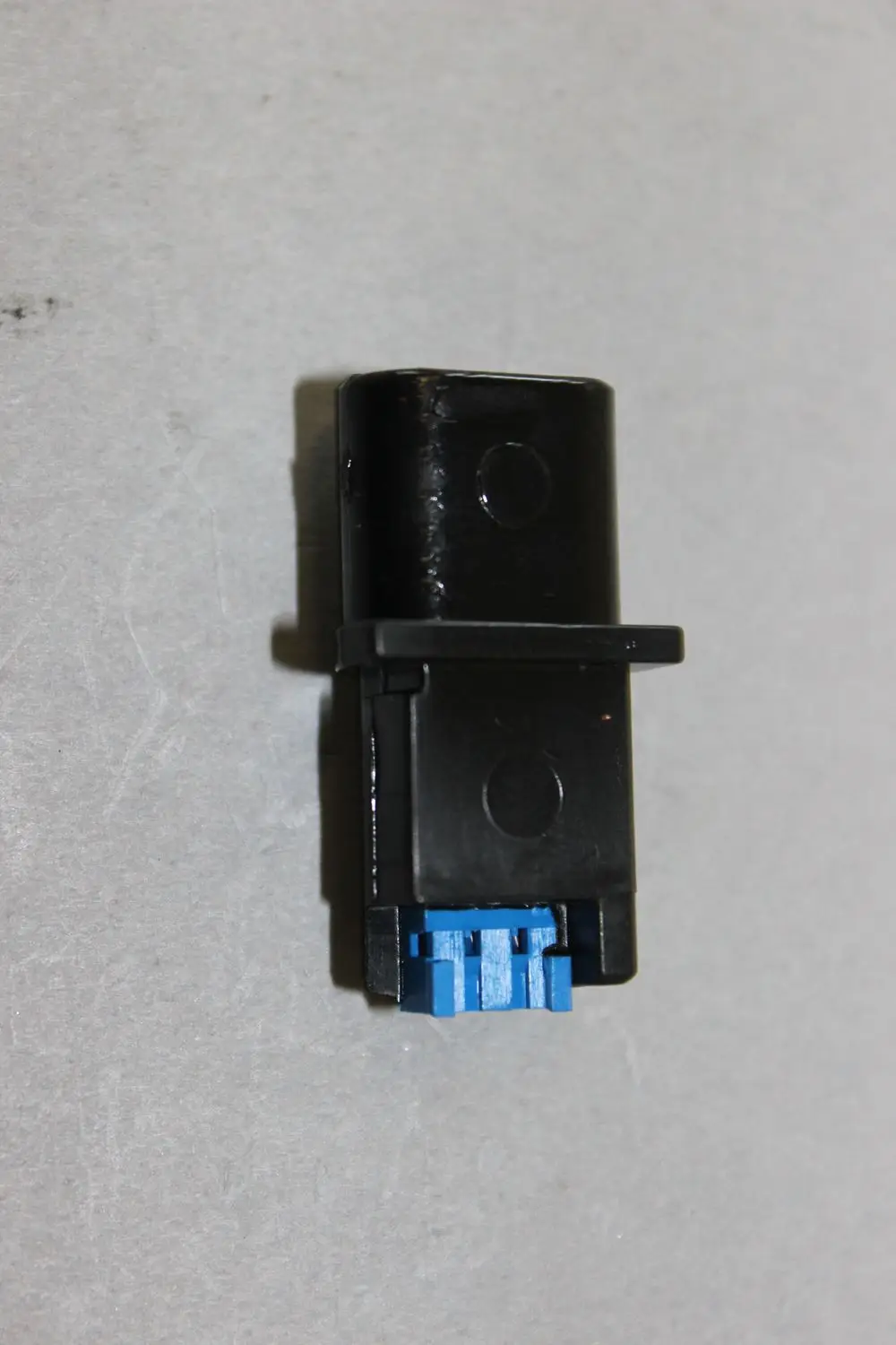 Schwarzer Kunststoffstecker mit blauen Anschlüssen, hergestellt von Brötje. Der Stecker hat eine kompakte Form und ermöglicht eine elektrische Verbindung in Heizsystemen.