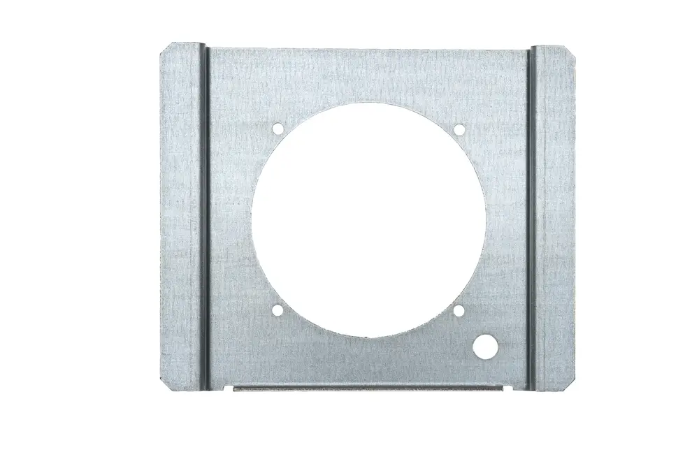 Brötje Halteblech aus Metall mit runder Öffnung in der Mitte und mehreren Bohrlöchern für die Montage. Geeignet für Gebläseanwendungen.