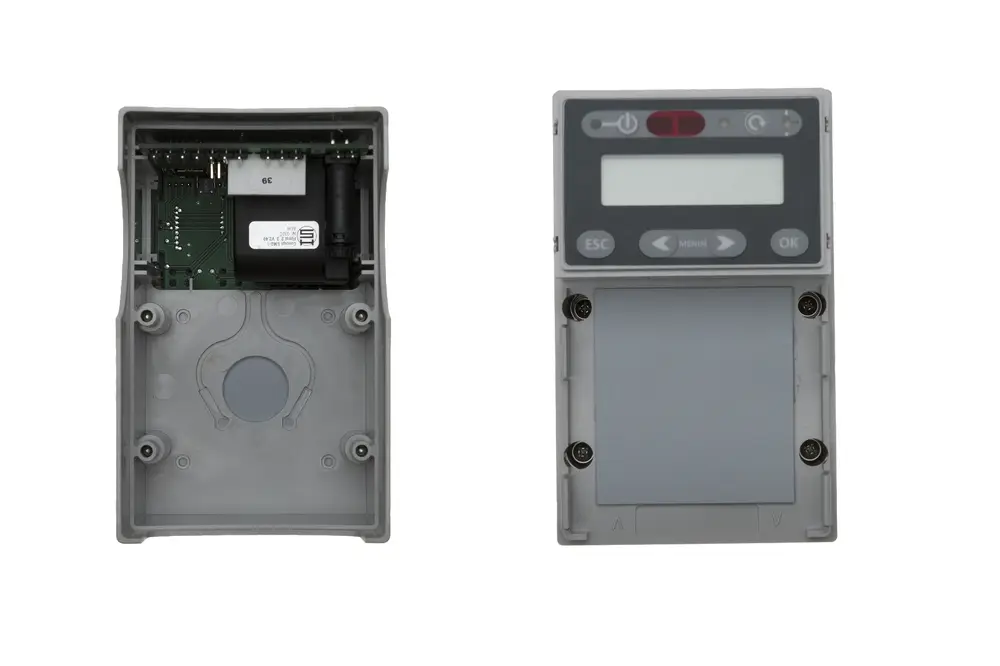 Brötje Steuergerät mit Display und Tasten auf der Vorderseite, geöffnet, zeigt die interne Platine und elektrische Komponenten im Gehäuse.