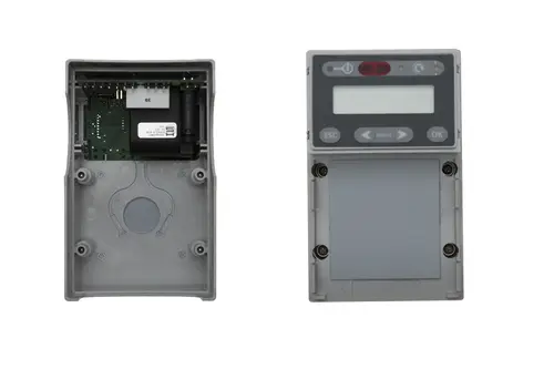 Brötje Steuergerät mit Display und Tasten auf der Vorderseite, geöffnet, zeigt die interne Platine und elektrische Komponenten im Gehäuse.