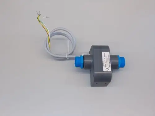 Graue Baugruppe mit zwei blauen Anschlüssen und einem Kabel mit drei Leitungen. Produkt von Brötje, verarbeitet für die Verwendung in Heizungs- oder Flüssigkeitssystemen.