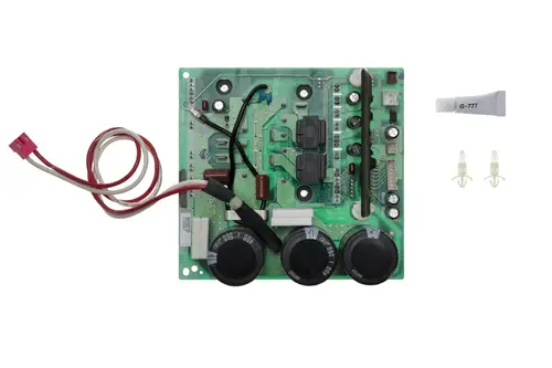 Grüne Leiterplatte mit verschiedenen elektronischen Komponenten, darunter Kondensatoren und Widerstände. Zubehörteile wie Kleber und Verbindungselemente liegen daneben. Marke: Brötje.