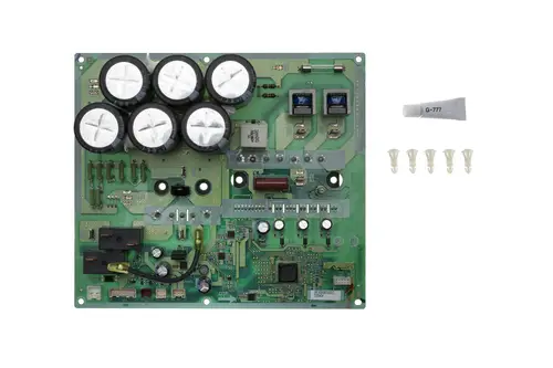 Grüne Leiterplatte mit elektronischen Komponenten, darunter mehrere Kondensatoren, Relais und Anschlussstellen. Neben der Platine befindet sich eine Tube mit G-777 und fünf Kunststoff-Nägeln.