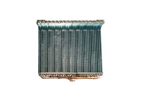 Brötje Verdampfer mit länglichen Kühlrippen und Kupferrohren an der Unterseite, geeignet für Split-System-Installationen.