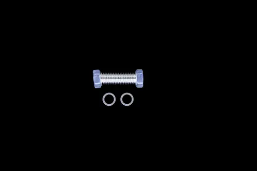 Brötje Produktbild mit einem Metallwellschlauch, möttelweit, im Vordergrund ein Bolzen und zwei Unterlegscheiben, vor schwarzem Hintergrund.
