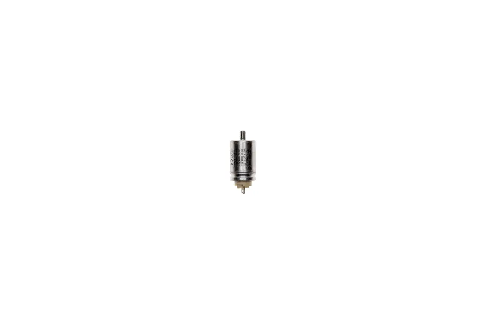 Brötje Kondensator für Motor in zylindrischer Form, mit zwei Anschlüssen an der Unterseite und Gewinde auf der Oberseite, vor hellem Hintergrund abgebildet.