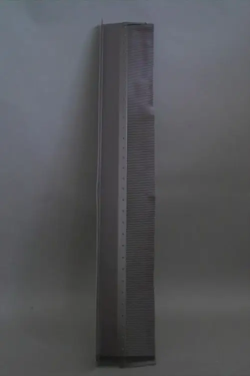 Brötje Eindeckblech in vertikaler Position, mit gerillter Oberfläche, auf grauem Hintergrund. Das Produkt ist im Stand alleinstehend, ohne weitere Elemente im Bild.