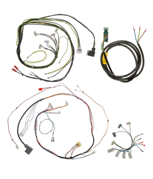 Kabelbaum von Brötje mit mehreren Drähten und Anschlüssen, angeordnet in verschiedenen Konfigurationen, geeignet für elektrische Verbindung und Stromversorgung.