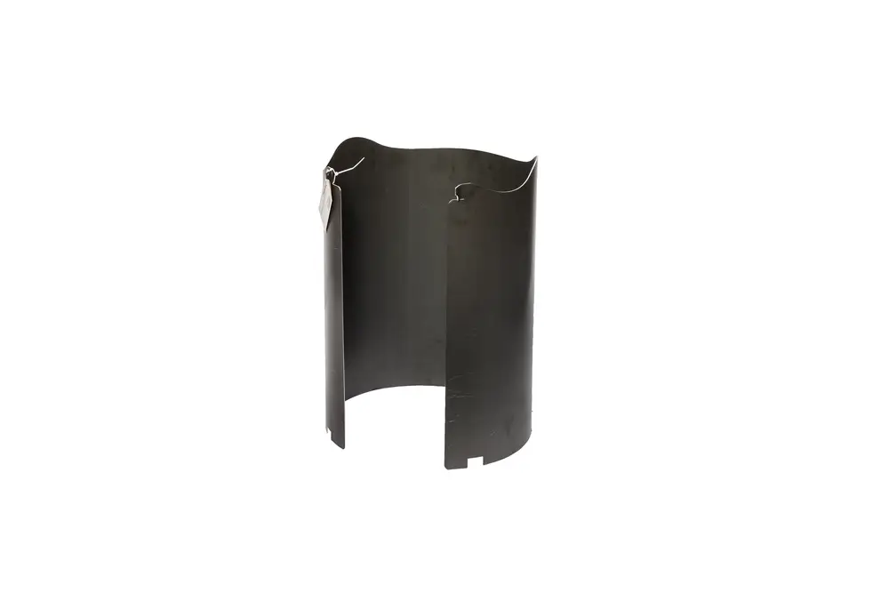 Schwarze, metallische Brennkammer von Brötje mit gewelltem oberen Rand und einer Öffnung auf der Vorderseite. Das Material wirkt robust und industriell.