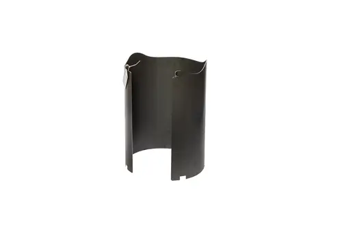 Schwarze, metallische Brennkammer von Brötje mit gewelltem oberen Rand und einer Öffnung auf der Vorderseite. Das Material wirkt robust und industriell.
