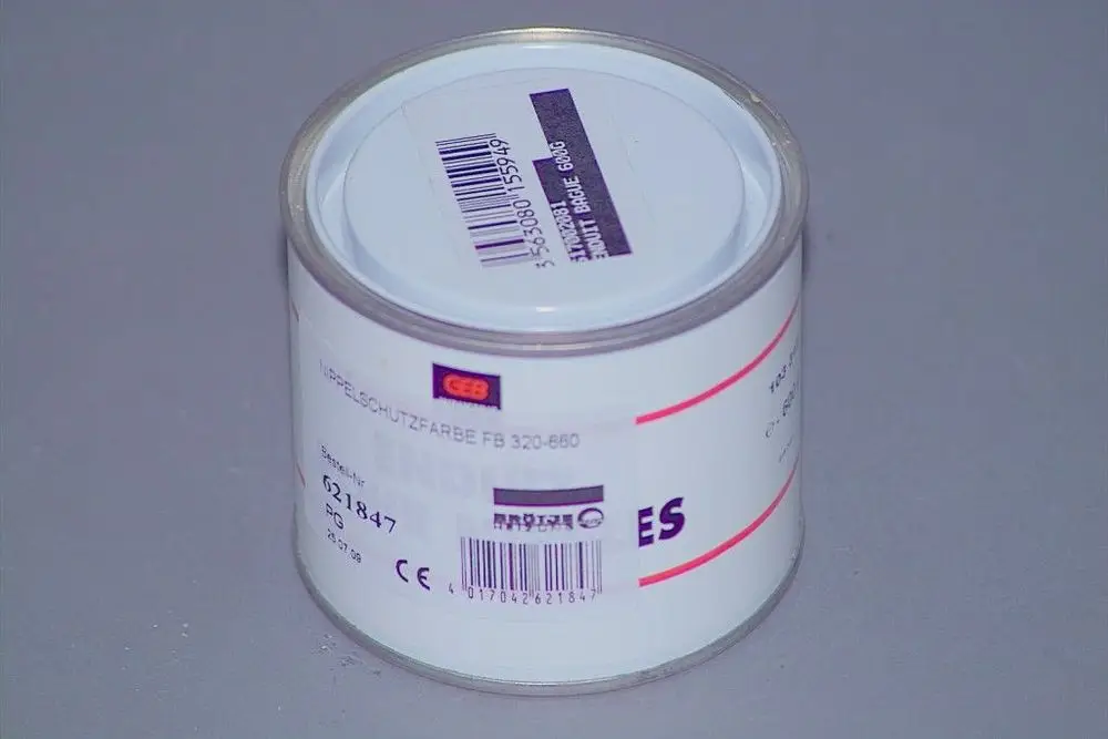 Brötje Farbbehälter mit weißem Deckel, beschriftet mit Produktinformationen und Barcode. Der Behälter steht auf einer grauen Unterlage.