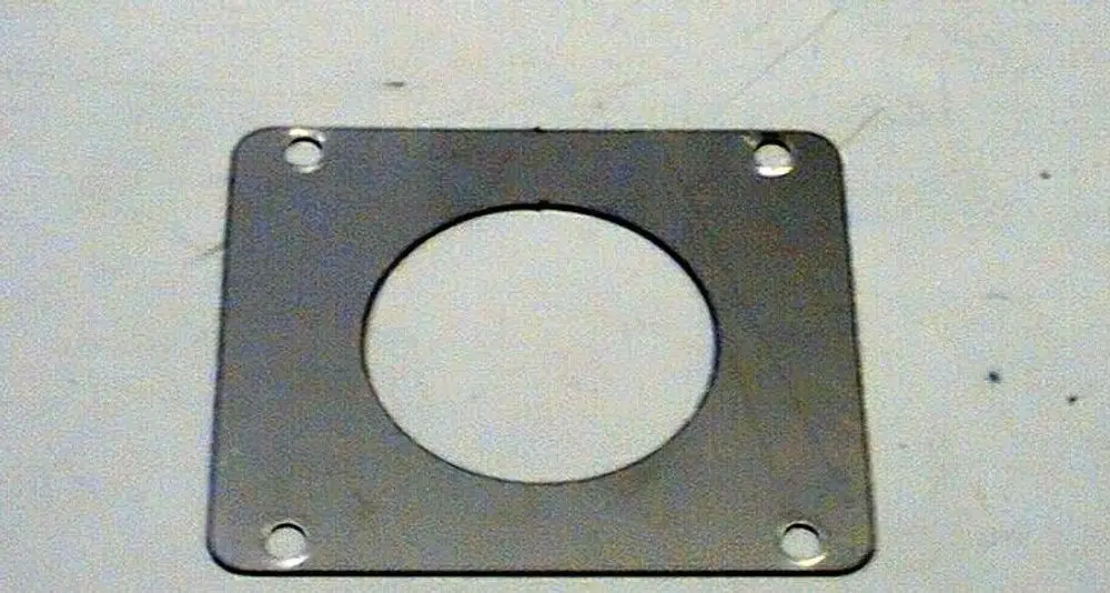 Metallischer Flansch mit quadratischer Grundform und rundem Loch in der Mitte, vier Befestigungslöchern in den Ecken, von der Marke Brötje.